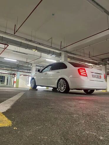 Chevrolet: Daevo Gentra– ağ rəngli sedan Xüsusiyyətlər: - Kuzov: 4 qapılı sedan — 9