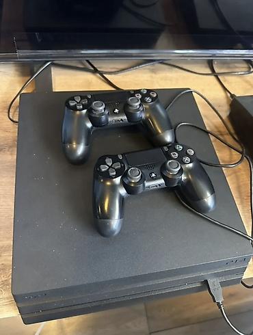 playstation 3 arenda: PlayStation 4 Pro oyun konsolu + 2 ədəd DualShock 4 idarəetmə pultu — 1