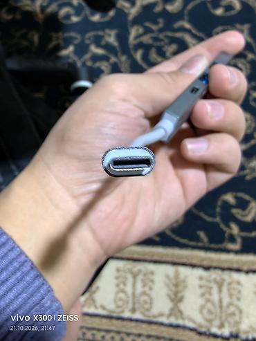 топчан фото: USB-C хаб-адаптер (алюминиевый корпус) Особенности и разъёмы: - — 4