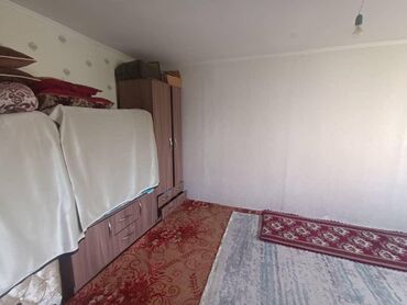 срочно продаётся 1 комнатная квартира в районе ошского рынка по улице молодая гвардия токтогула: 1 комната, 29 м², Хрущевка, 4 этаж, Старый ремонт