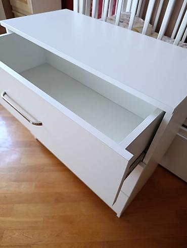 paneli: Ağ rəngli 3 çekmecəli komod Minimalist dizayn, düz səth və metal — 7
