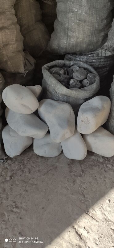 Dekorativ daşlar: Ağ daşlar.Dekorativ Ağ daşlar Təbii daşlardır.kiçik orta və böyük — 20