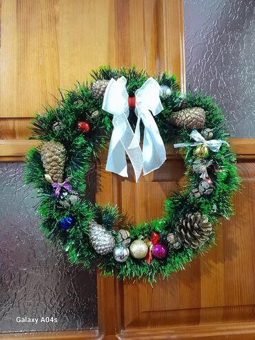 Yeni il oyuncaqları və bəzəkləri: Yeni il və Milad qapı bəzəyi – əl işidir Qiymət 13-25 AZN-DİR. - — 2