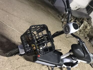 Мотоциклы и мопеды: Электро скутер почти Новый купил 27000 сом отдам за 20000