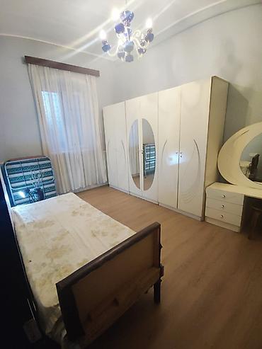 Mənzillər: 3 otaqlı 28 may metrosunun təzə çıxışında hər şəraitli həyət evi 600 — 1