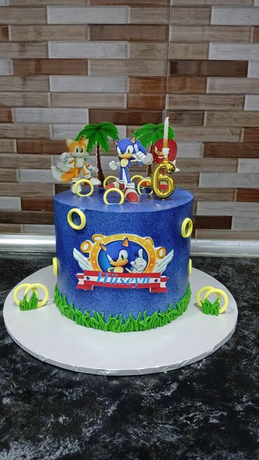 Молочные продукты и яйца: Bu Sonic the Hedgehog temalı tort, mavi rəngdə və parlaq səthə