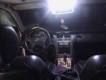 Mercedes-Benz: Mercedes-Benz E-Class (W210) sedan – ağ rəng. Xüsusiyyətlər: - Kuzov — 5