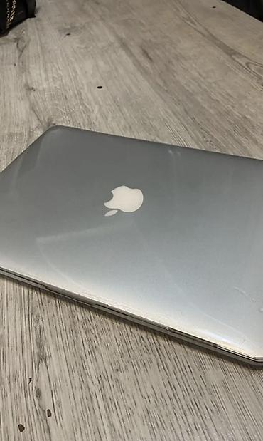 кронштейн для проектора на потолок: Ноутбук Apple MacBook в серебристом корпусе. На фото видно — 3