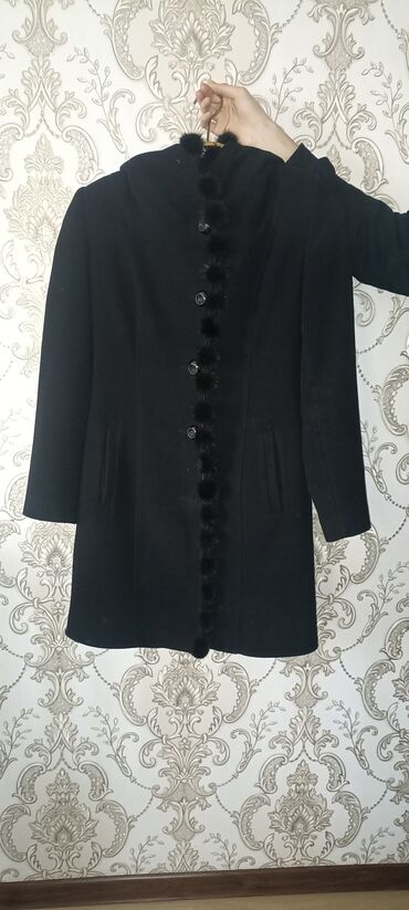 мужское зимнее пальто с капюшоном: Продаю женское пальто осень -зима размер 42-48 на пуговицах,окантовка