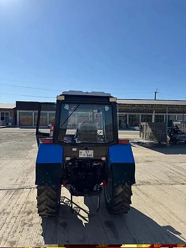 Traktorlar: Belarus 82.1 təkərli traktor Texniki xüsusiyyətlər və təchizat: - 4x4 — 8