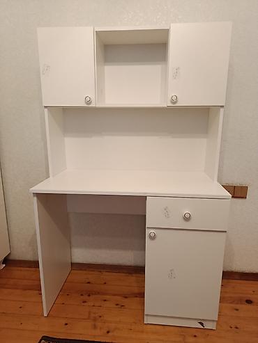 ref: Düz masa, Stulsuz, Polkalı, Siyirməli, Sadə laminat — 1