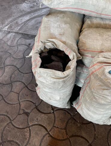 уголь и дрова: Продаётся уголь Кара-кече сеяный в мешках . Мешок стоит 250 сом 35 кг