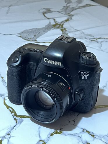 Продаю фотоаппарат canon 6D в нормальном состояние Объектив 1.8 мм