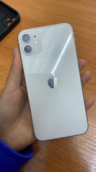 iphone 11 p: IPhone 11, Б/у, 64 ГБ, Белый, Чехол, 75 %