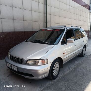 жаз машине: Honda Odyssey в серебристом цвете. Этот минивэн оснащен люком и