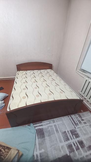 будуарный столик: Двуспальная кровать с матрасом и комплектом мебели для спальни. - — 2