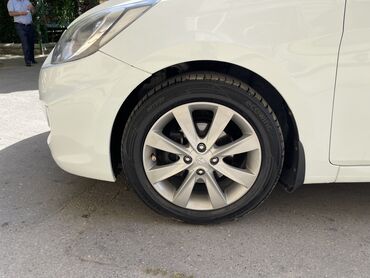 Hyundai: Hyundai Accent: 1.6 l | 2011 il Sedan — 30