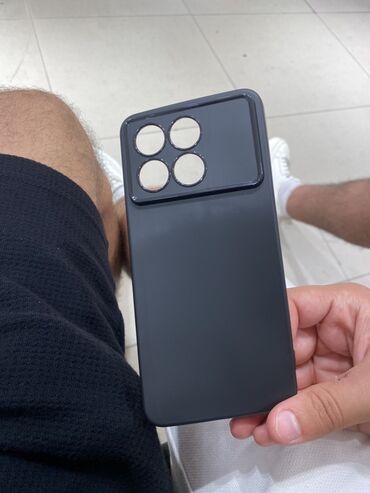 силиконовый чехол на флай телефон: Poco f6 pro kabrosu pulsuz Bu, dörd kamera kəsimi olan qara rəngli