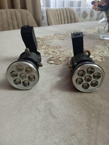 Mücrülər: İki ədəd LED spot işığı. Hər bir işıqlandırma cihazı dairəvi formada