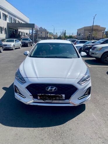 хундай малибу: Hyundai Sonata, белый седан бизнес‑класса.