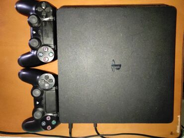 playstation 4 slim 1tb qiymeti: PlayStation 4 Slim 1TB 2 ədə original pult və bütün kabelləri var. Ev