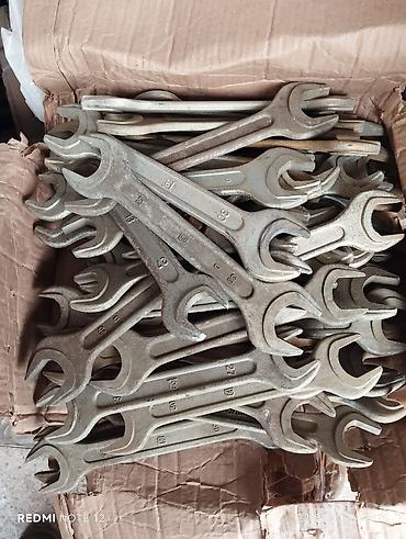 Инструменты для авто: Предлагается набор различных металлических гаечных ключей. В — 6