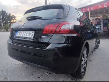 Peugeot: Crni Peugeot 308, kompaktan automobil pogodan za gradsku vožnju i duža — 17