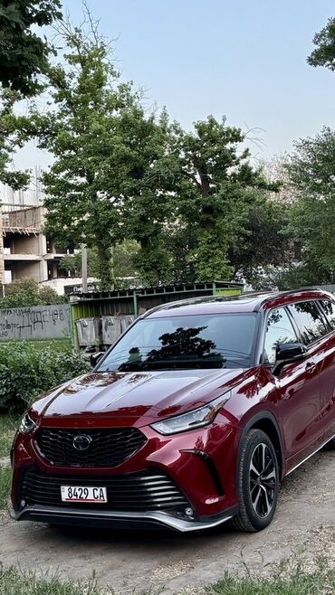 тойота гибрид кроссовер: Современный внедорожник Toyota Highlander ярко-красного цвета с