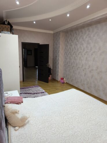 Uzunmüddətli kirayə mənzillər: Geniş və işıqlı mənzil Satilir - Planlama: geniş dəhliz, böyük yataq — 7