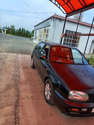 Volkswagen: Dördqapılı qara rəngli hetçbek model "Volkswagen Golf III" avtomobili — 4