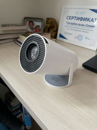 компьютерные мыши maxxter: Портативный проектор белого цвета, качество 1080HP