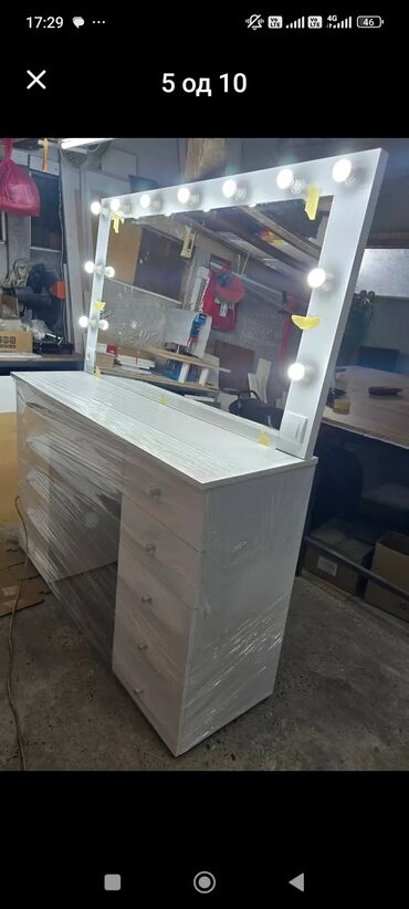 Stolovi: Toaletni sto sa velikim ogledalom i LED sijalicama - Prostran — 9