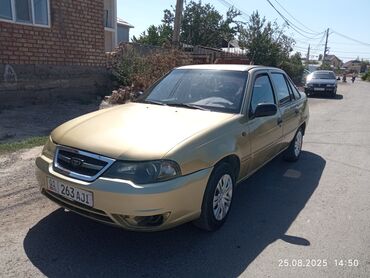 фары на нексии: Золотистый седан Daewoo Nexia — это четырехдверный легковой