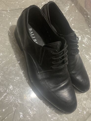 обувь из италии: Продаю мужские ботинки 42 размер кожа производство Турция. Одевали два