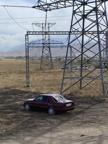 Mercedes‑Benz E‑Class (W124), седан, бордовый цвет. Основные