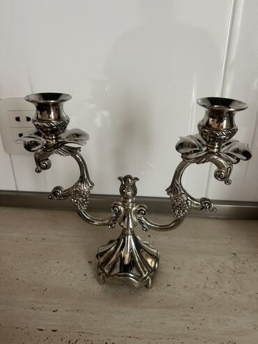 Xalçalar: İkişamlı metal şamdan - Material: parlaq metal alaşımdan (gümüşü
