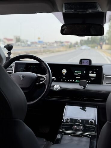 Другие автомобили: Электромобиль-кроссовер (компактный SUV), белый цвет кузова. Основные — 13