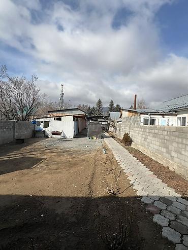 Навесы: Продаётся участок в центре Чолпон-Аты, первая линия, напротив мэрии — 5
