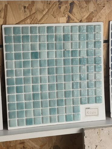 kafel metlax şəkilləri: Açıq-mavi rəngli, kiçik kvadrat formalı mozaika plitələrinin nümunəsi