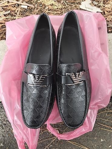 armani canta: Kişi loaferləri – qara rəngdə, üst hissəsi teksturalı naxışla — 1