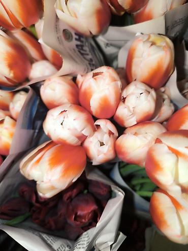 Букеты из живых цветов: Розы и тюльпаны к 8 Марта - Срезанные свежие розы в ассортименте — 11