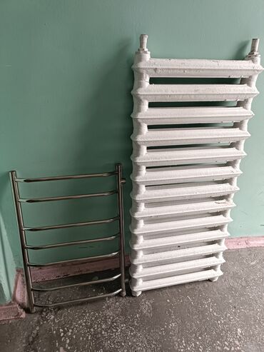 Водяные полотенцесушители: Продам 1) Радиатор Б/У от отопления: чугунный радиатор в белой