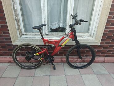 trinx x1 elite: Dağ velosipedi möhkəm qırmızı rəngli çərçivəyə və sürətli idarəetmə