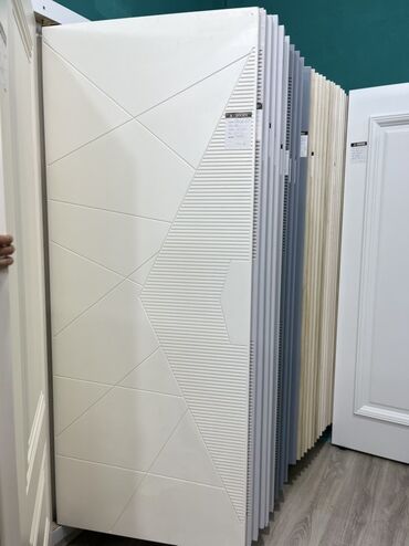 boya seti: Ağ rəngdə, həndəsi dizaynlı qapı. Müasir üslubda interyerlər üçün