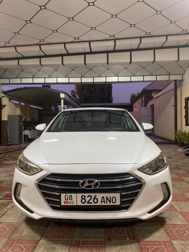 хундай элентра 2003: Белый седан Hyundai Elantra с характерной решеткой радиатора и