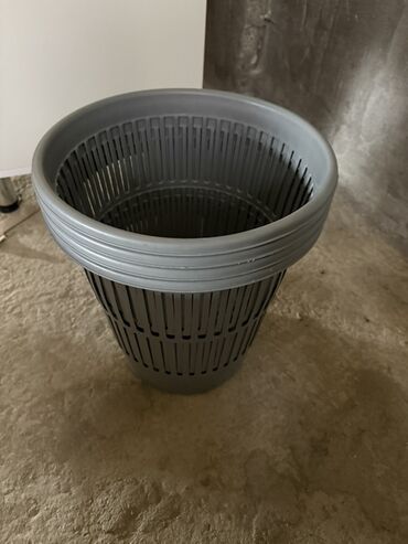 Buket güllər: Plastik delikli səbət/qutu - Rəng: tünd boz - Material: möhkəm