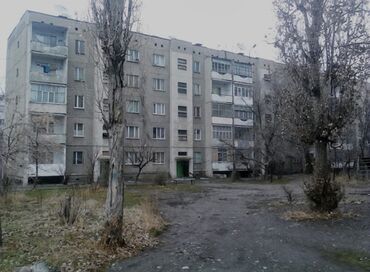 продается квартира в доме белый пароход: 2 бөлмө, 47 кв. м, 105-серия, 1 кабат, Эски ремонт