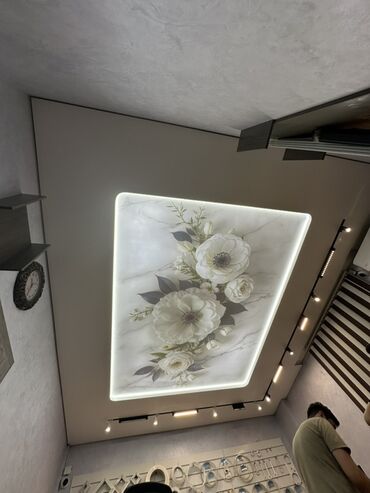 Натяжной потолок: Натяжной потолок с ярким и детализированным изображением цветов — 3