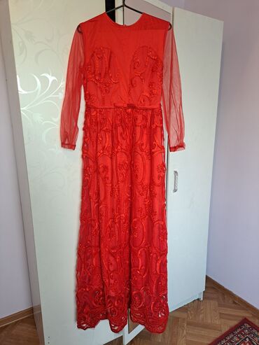 чёрное: 1 платье вечерное в красном игристом цвете размер л Турция одевала