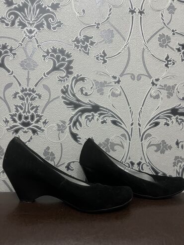 обувь женская 38: Туфли 36.5, цвет - Черный